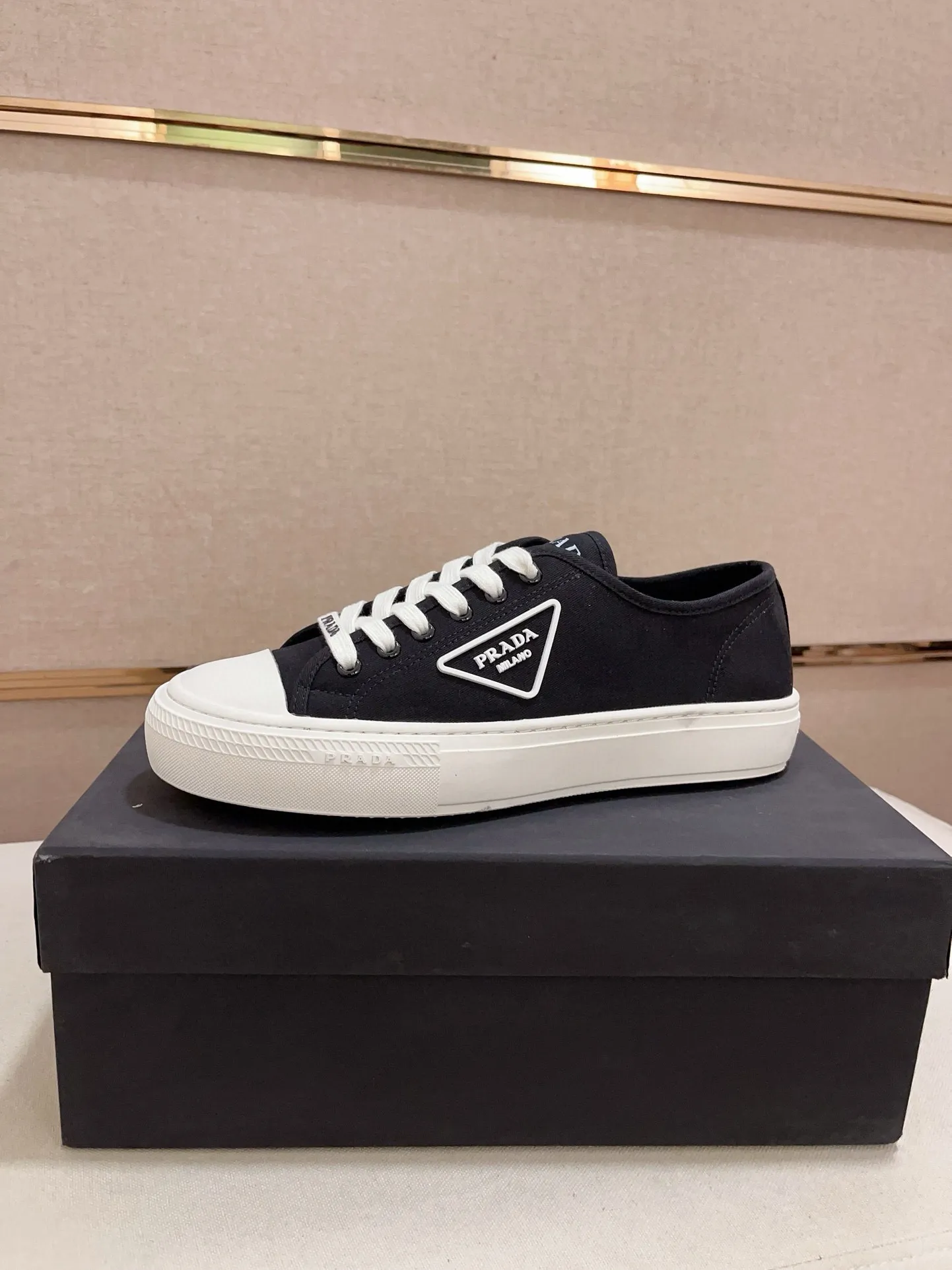 Men's shoes 💰 580💰 ✔️✔️✔️High-quality new PRADA counters are launched at the same time. The new men's shoes and 😘fabrics are selected from first-layer cowhide and are made by pure handicrafts. Lining: Full cowhide lining. 👍🏿 High-end ☄️ air-cushion molded anti-slip rubber outsole, exquisite lines, simple and elegant, comfortable and high-end for leisure travel. Code number: 38 to 44 (45 can be customized)